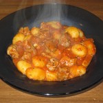 Gnocchi de cartofi cu carne si sos de rosii