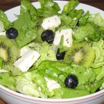 Salata verde cu feta, kiwi si afine