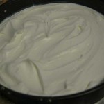 Tort mousse ciocolata alba si fructe padure