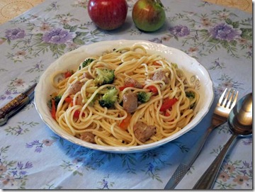 Spaghete cu legume si cuburi de soia