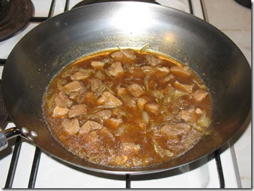 Gulas de curcan cu sos caramel